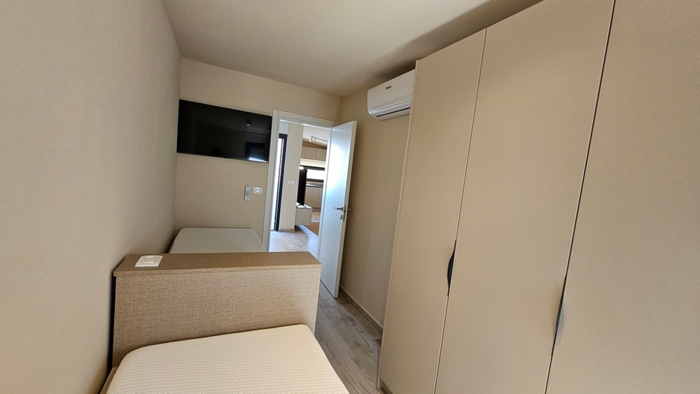 Piccola camera da letto con armadio a muro
