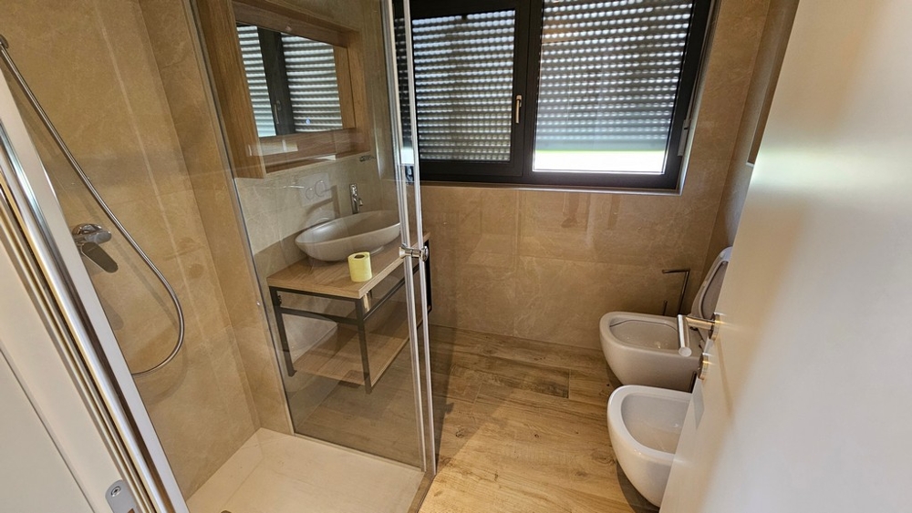 Bagno moderno con doccia e finestra