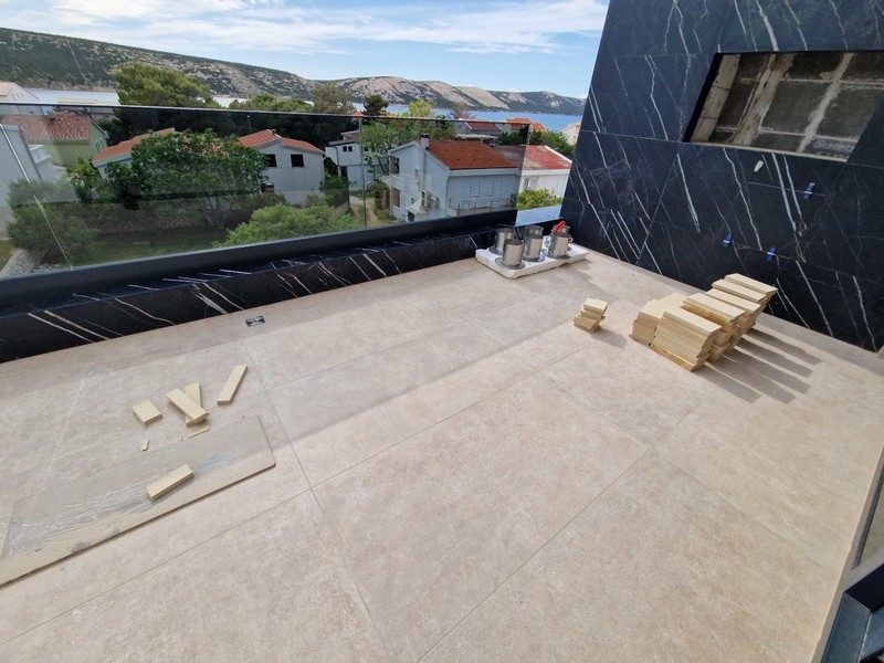 Terrazza con vista mare a Stara Novalja