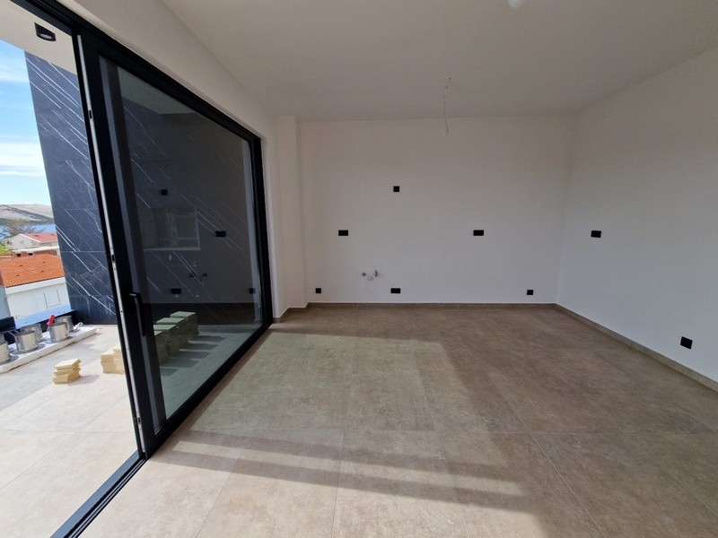 Zona giorno luminosa con cucina moderna