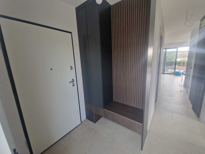 Corridoio con lamelle in legno e design moderno