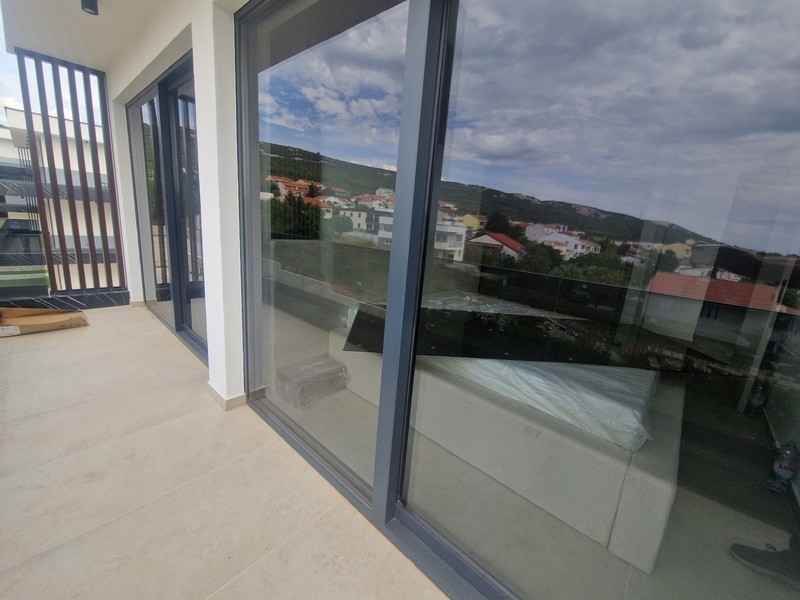 Terrazza coperta con parapetto in vetro e vista mare