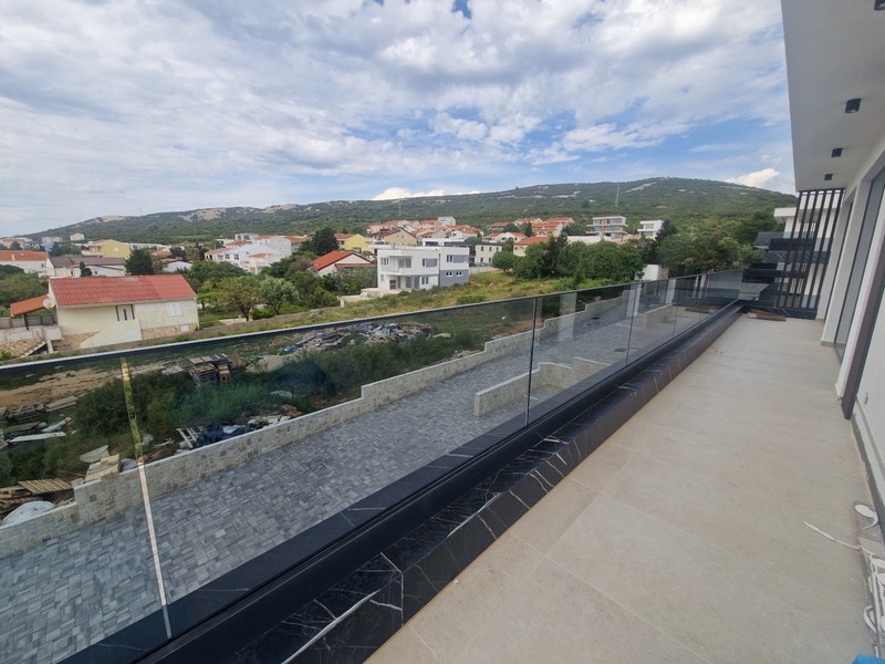 Ampia terrazza con vista sui dintorni