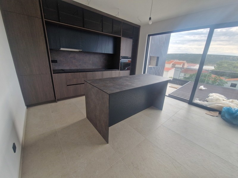 Cucina moderna su misura con isola e vista mare
