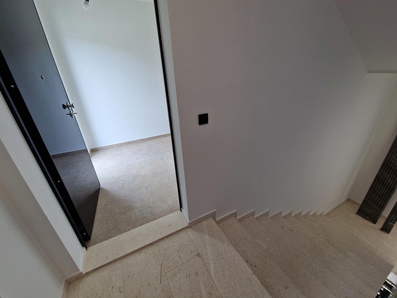 Vano scale con gradini e porta d'ingresso dell'appartamento