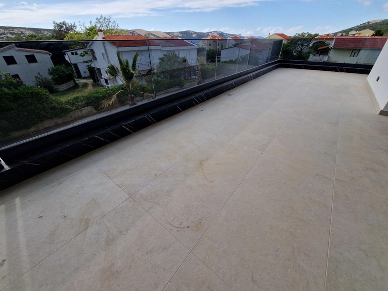 Grande terrazza dell'appartamento A3961 a Pag in Croazia.