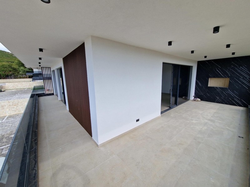 Ampia terrazza balcone di un appartamento moderno