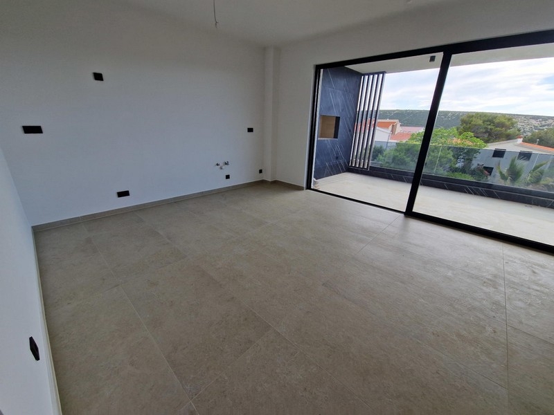 Zona giorno luminosa con accesso alla terrazza