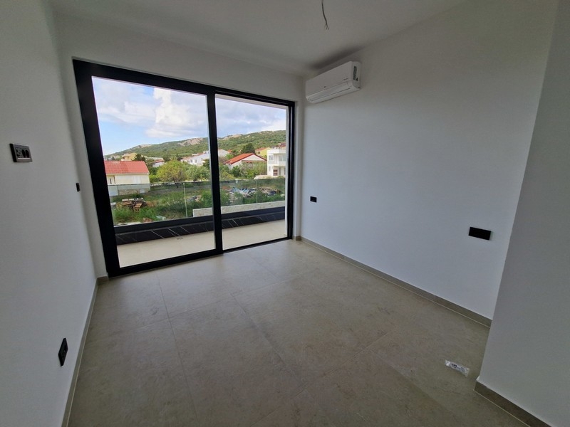 Camera da letto con balcone e climatizzatore