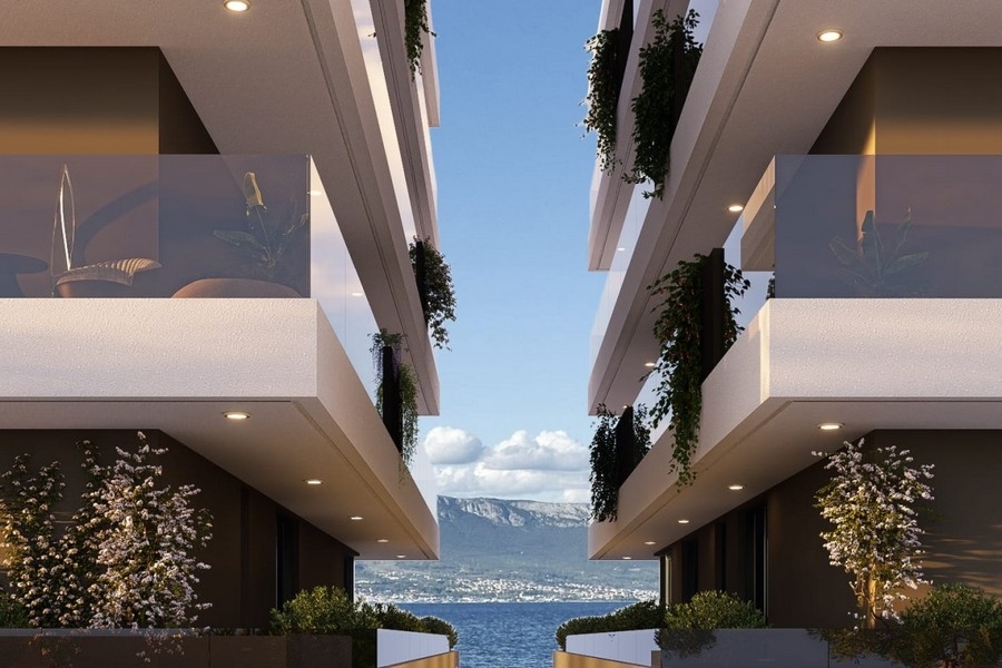 Vista sul mare tra gli edifici.