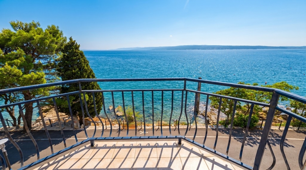 Vista panoramica sul mare dal balcone di un appartamento in Croazia