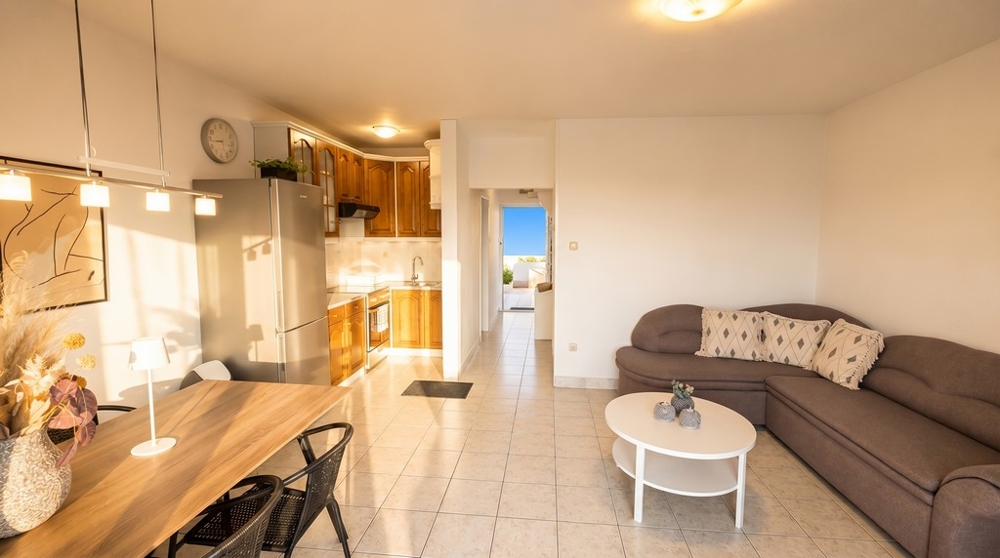 Soggiorno con cucina e accesso al balcone