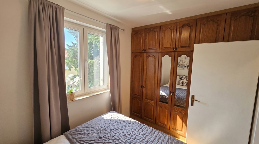 Camera da letto con armadio a muro e luce naturale