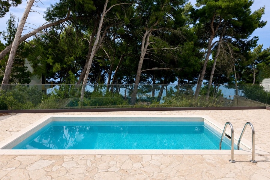 Piscina con terrazza e giardino mediterraneo sul mare