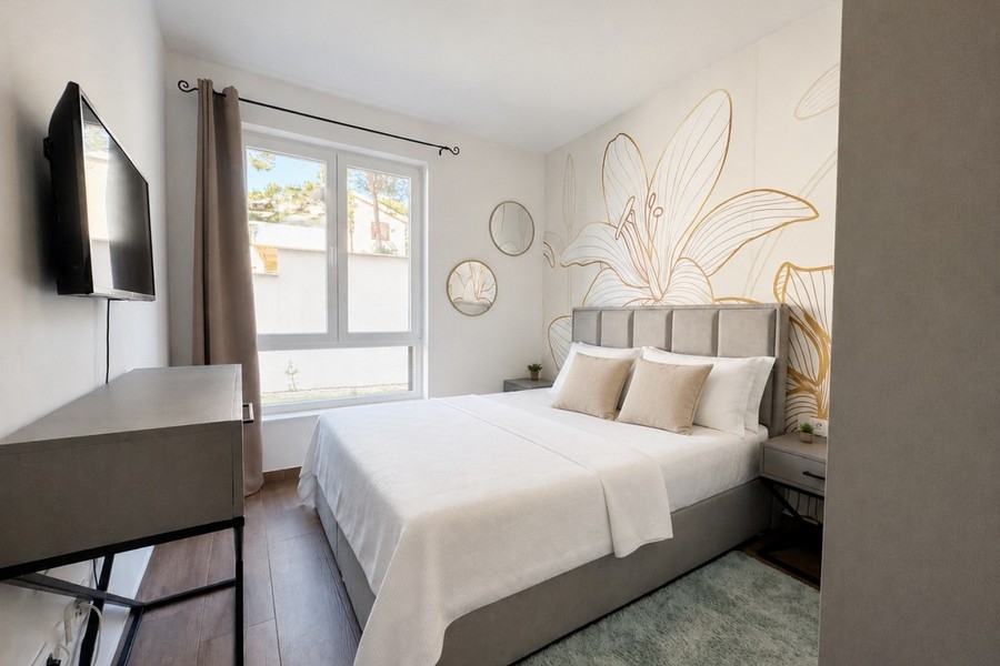Camera da letto con parete decorativa e interni moderni