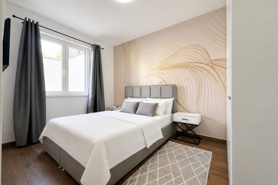 Camera da letto moderna con parete di stile e TV