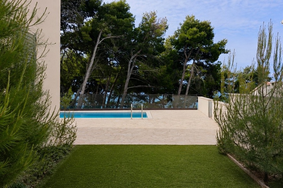 Area giardino con piscina e piantumazione mediterranea