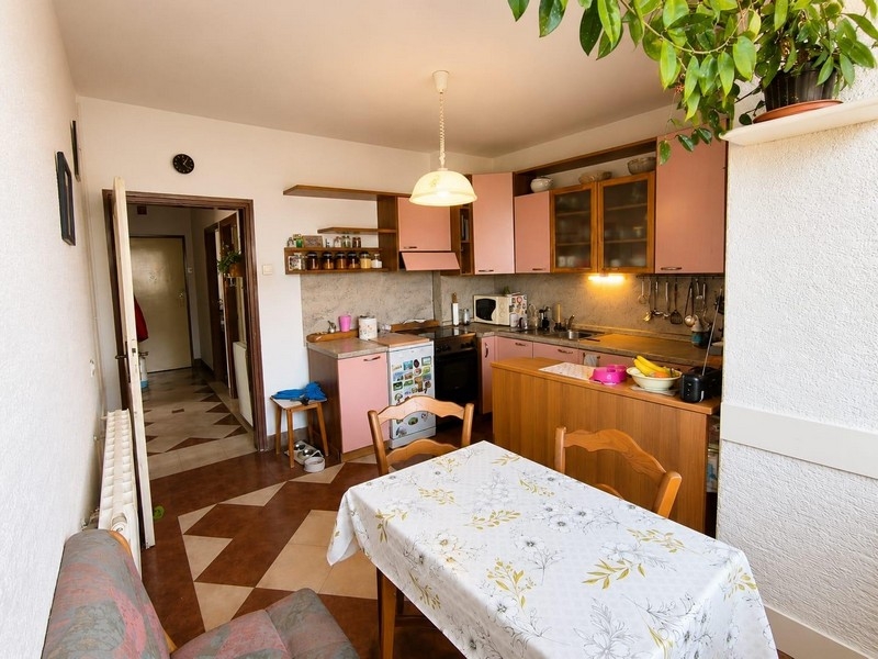 Cucina moderna in un appartamento vicino al mare