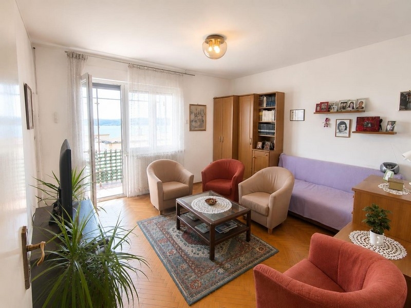 Soggiorno con balcone e vista mare