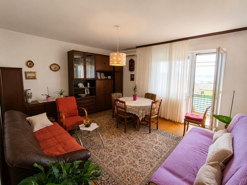 Zona giorno con vista mare e accesso al balcone