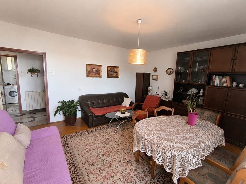 Soggiorno con zona salotto e balcone