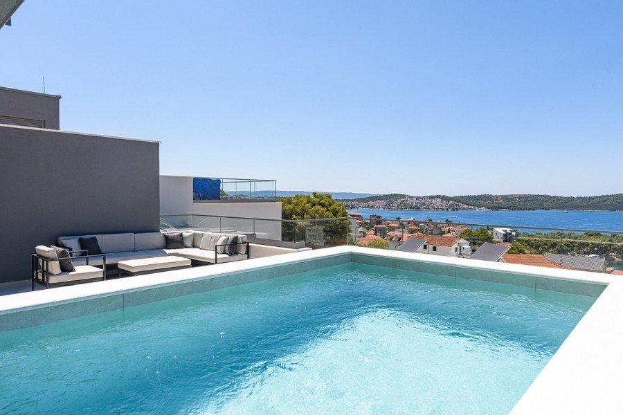 Terrazza sul tetto con piscina e vista mare in Croazia