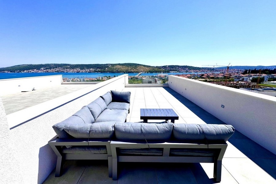 Terrazza sul tetto con lounge e vista mare in Dalmazia