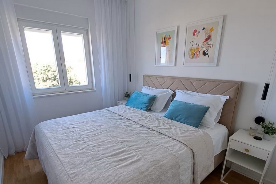 Camera da letto con arredamento moderno e luce naturale
