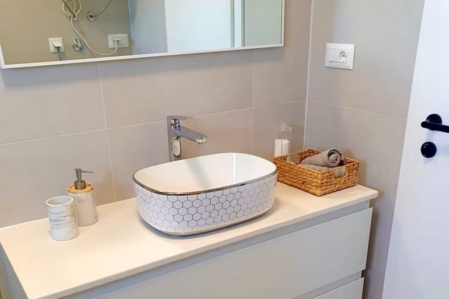Bagno moderno con lavabo
