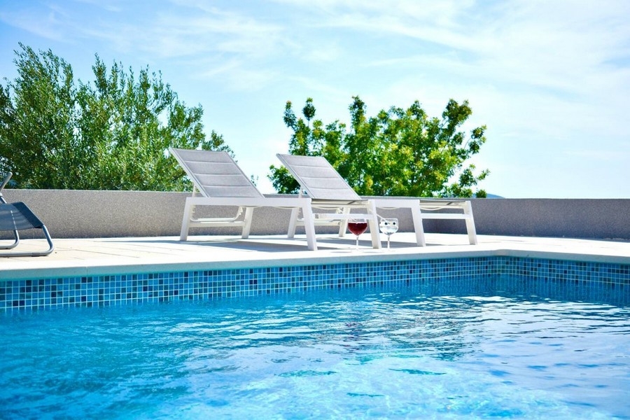 Piscina con lettini nell'area esterna