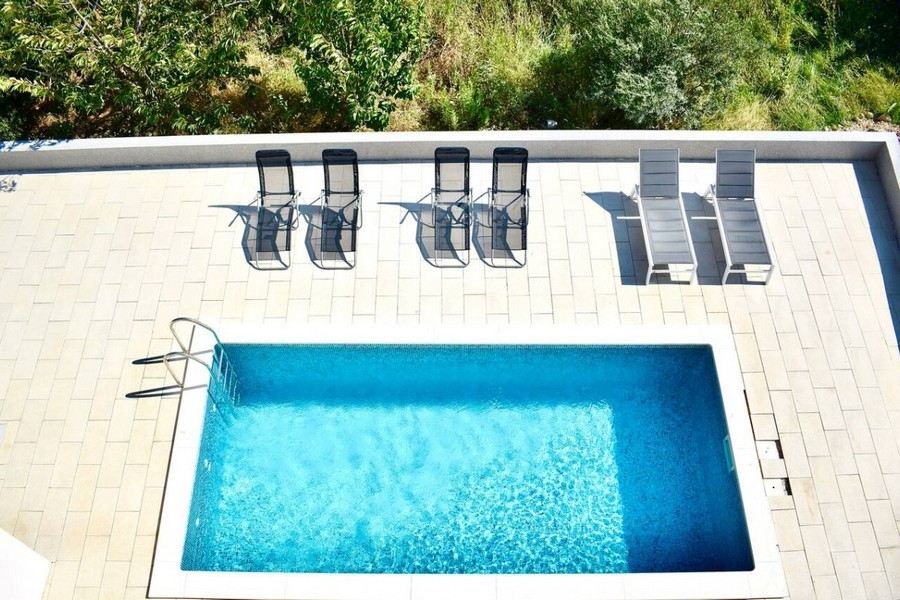 Piscina privata con solarium vista dall'alto