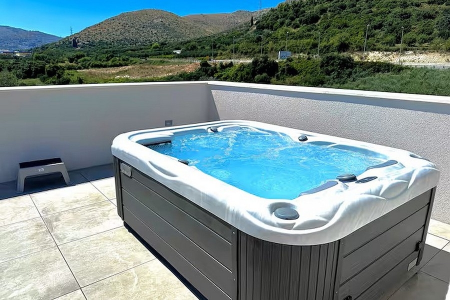 Idromassaggio sulla terrazza sul tetto di un appartamento moderno in Croazia