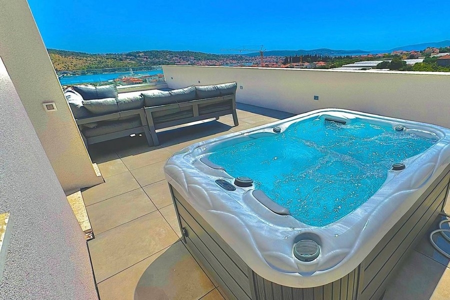 Terrazza sul tetto con idromassaggio e vista mare
