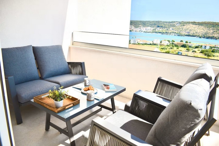 Terrazza coperta con zona salotto e vista mare