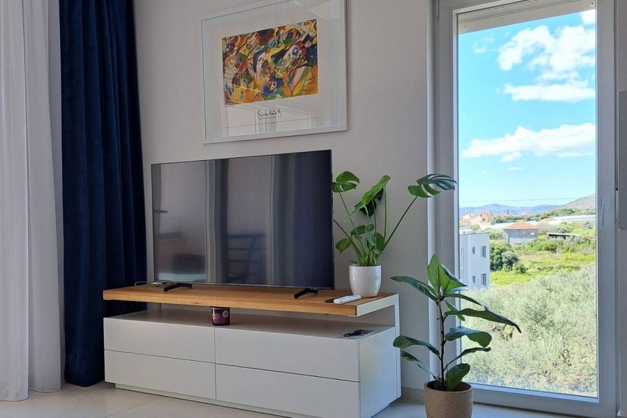 Zona giorno con TV e grandi superfici vetrate