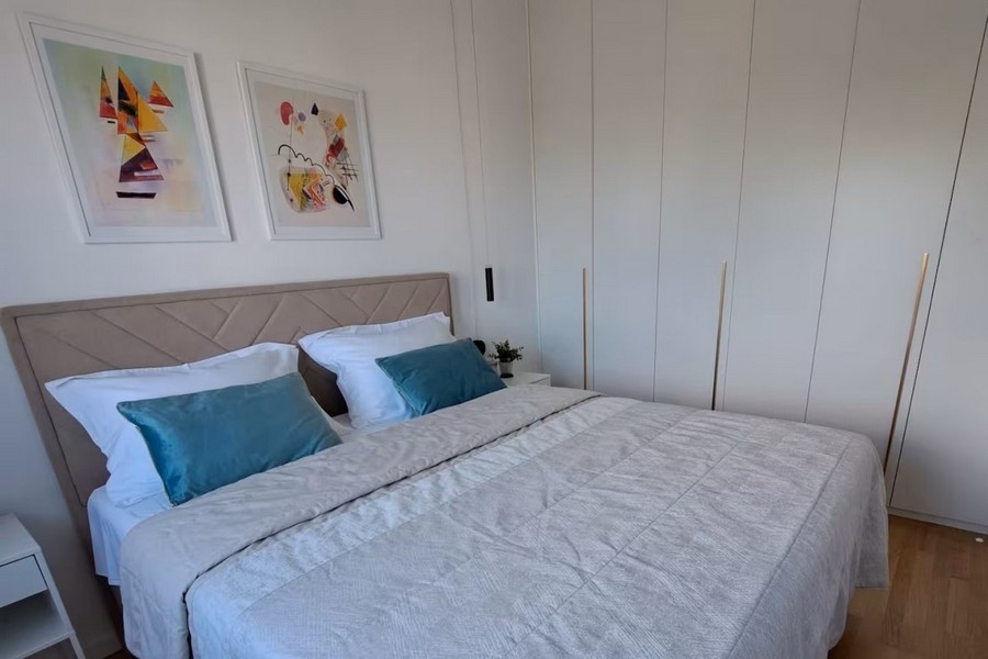Camera da letto con armadi a muro
