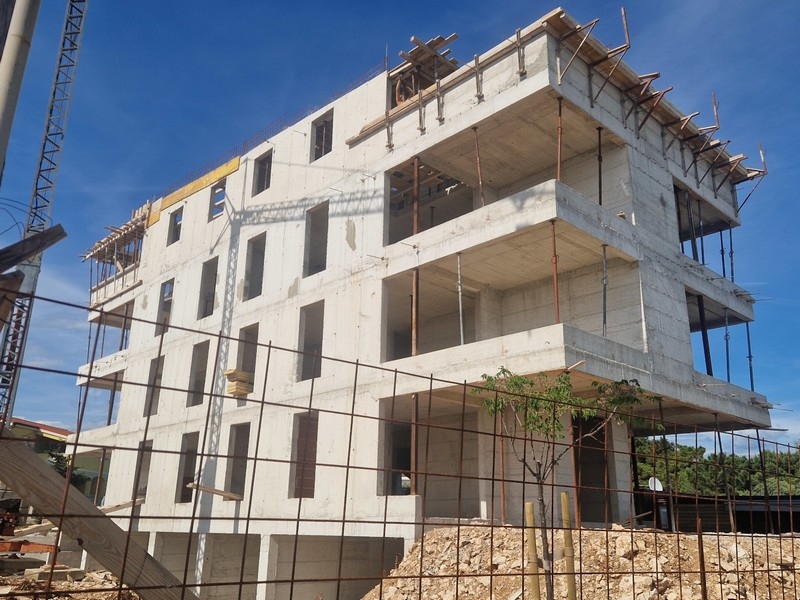 Moderno complesso residenziale vicino al mare a Pag