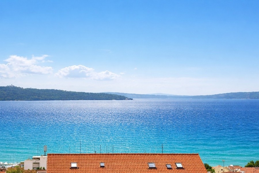 Vista mare da un appartamento moderno in Croazia