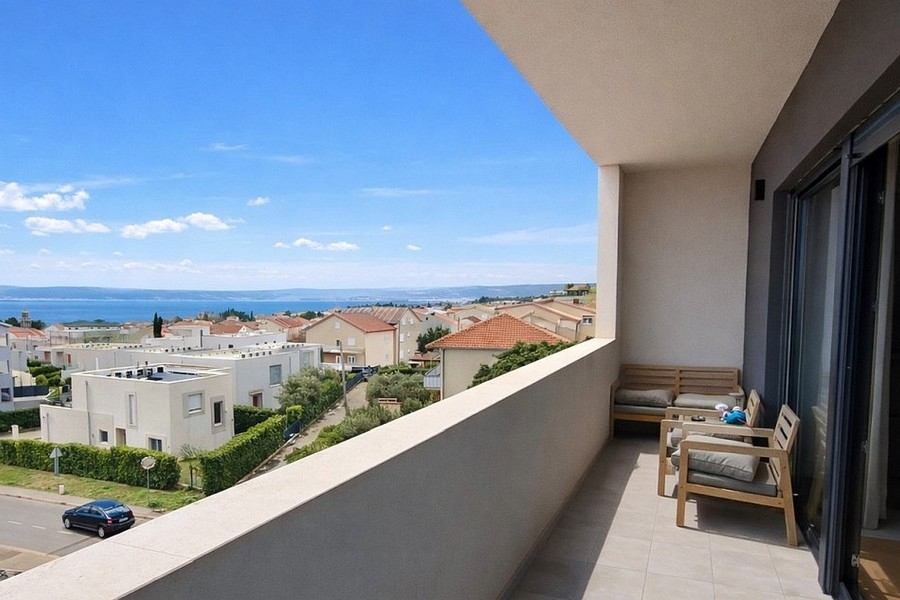Terrazza con vista mare in un appartamento moderno