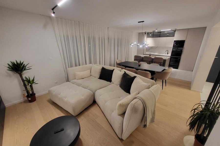 Zona giorno luminosa con cucina moderna