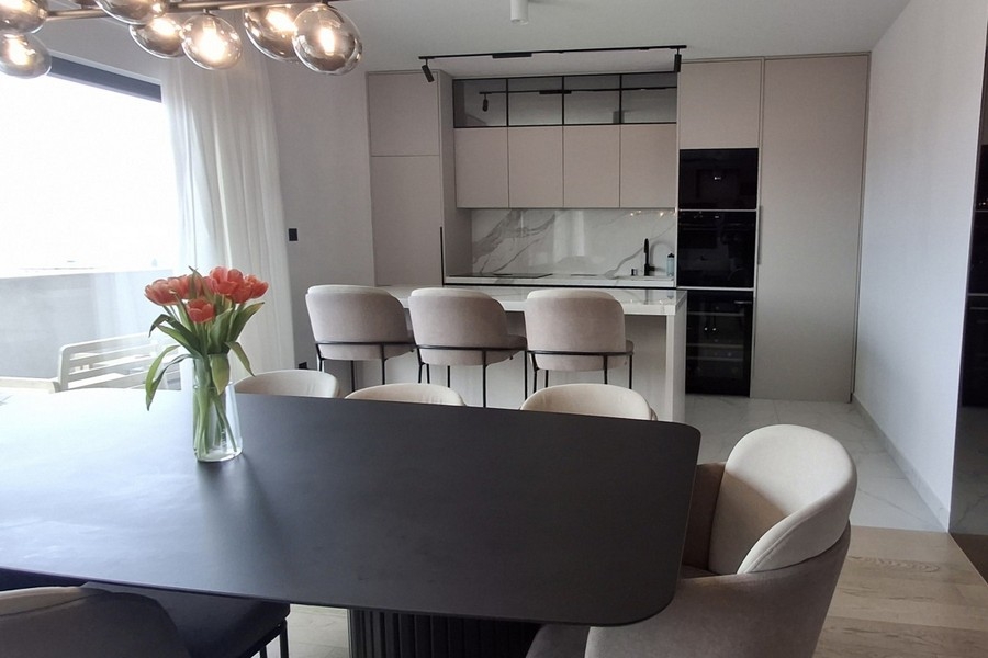 Cucina moderna con isola e vista mare