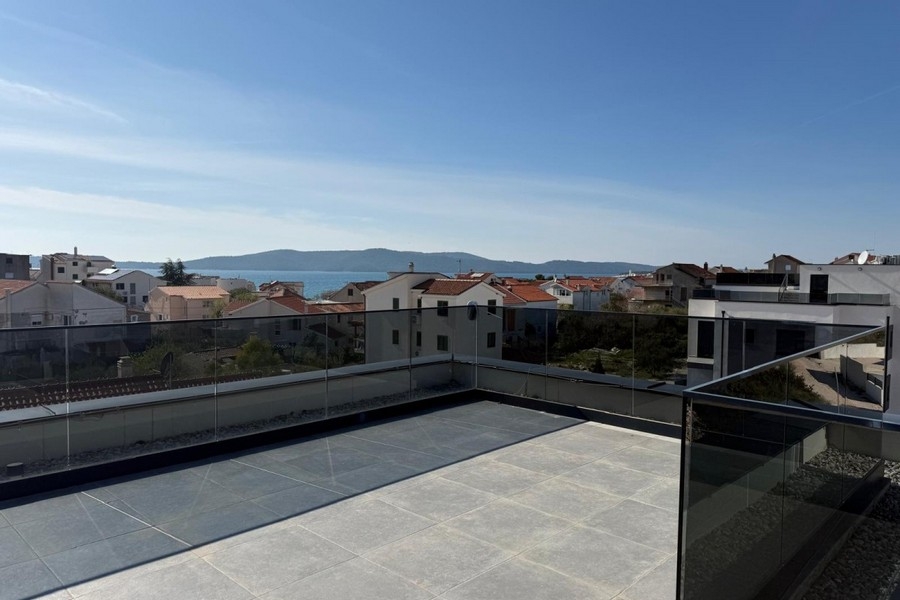 Grande terrazza con vista mare e parapetto in vetro