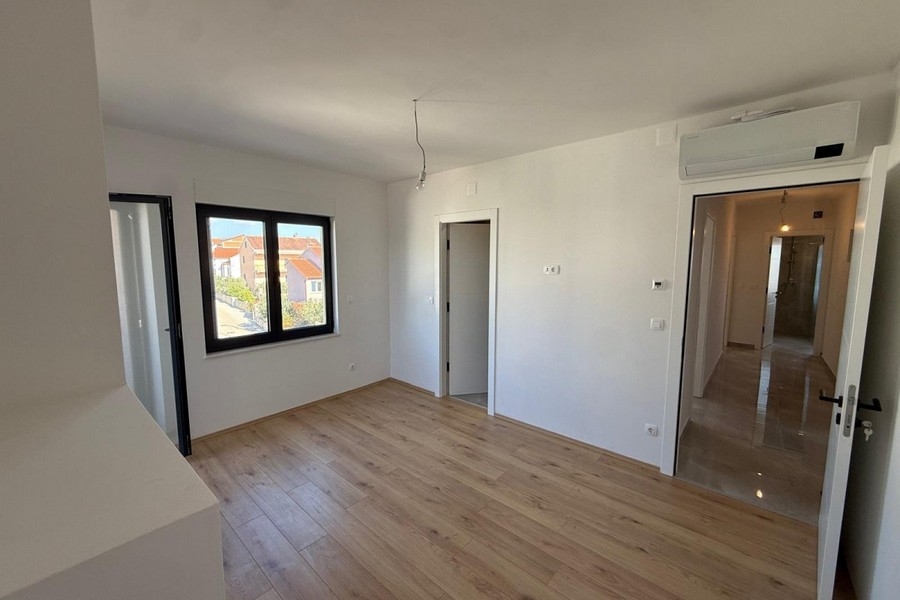 Stanza con climatizzatore e balcone