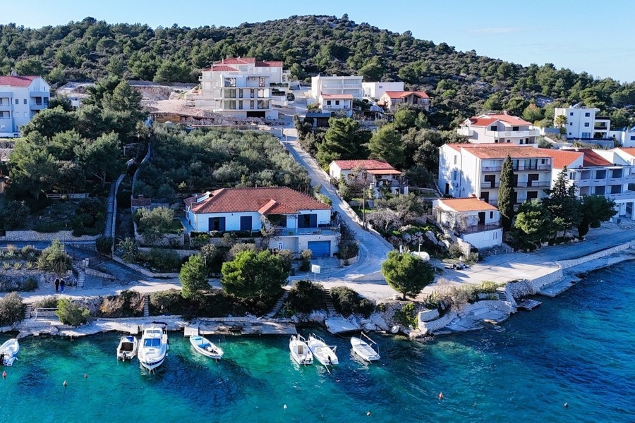 Posizione costiera con molo per barche e vista mare in Croazia