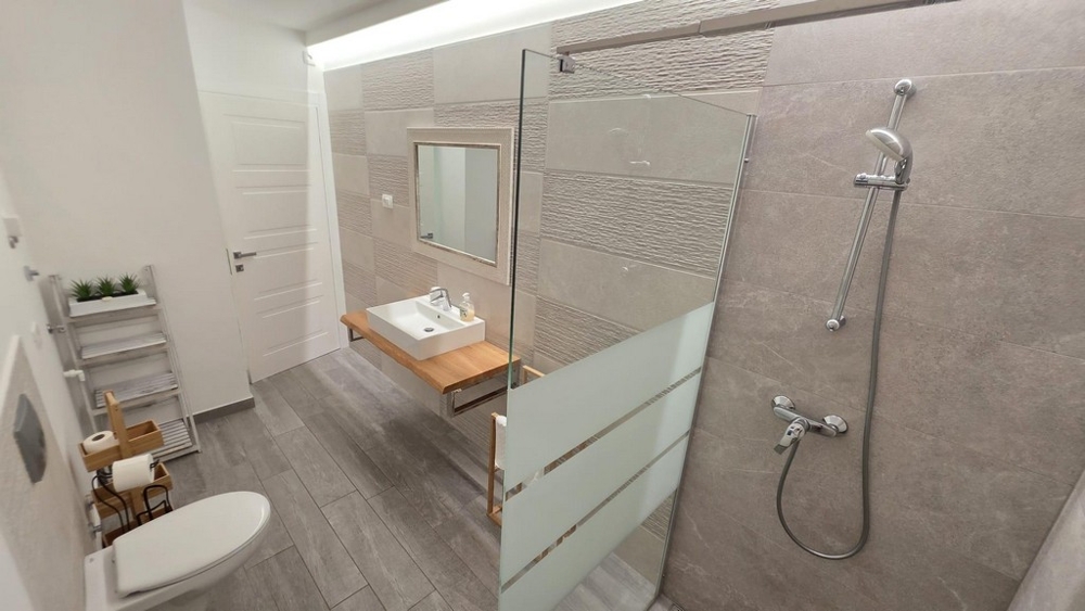 Bagno con doccia a filo pavimento