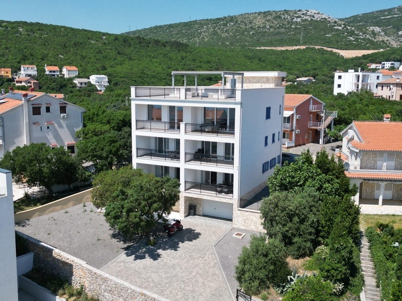 Condominio con posti auto e terrazza sul tetto