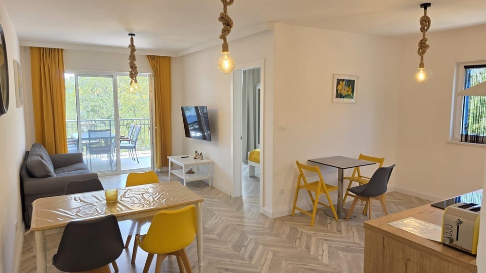 Zona giorno con cucina a vista