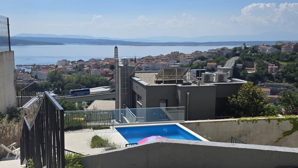 Piscina con vista panoramica sul mare