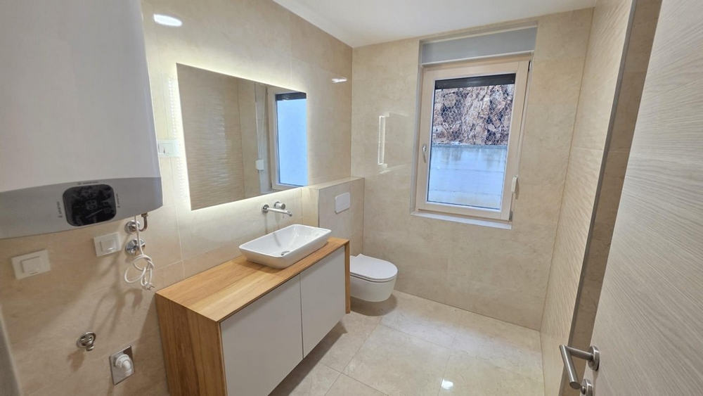 Bagno moderno con finestra