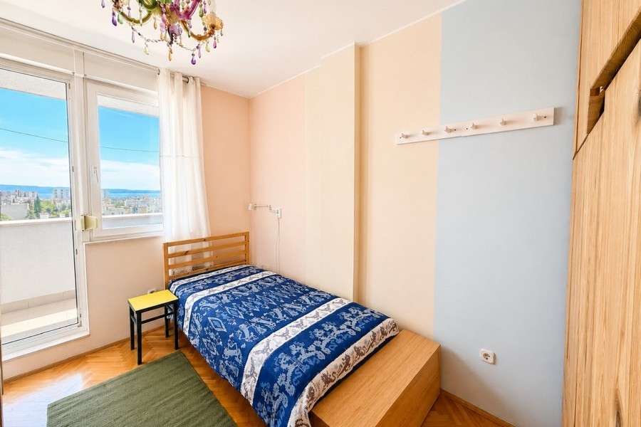Camera da letto con accesso al balcone e vista mare